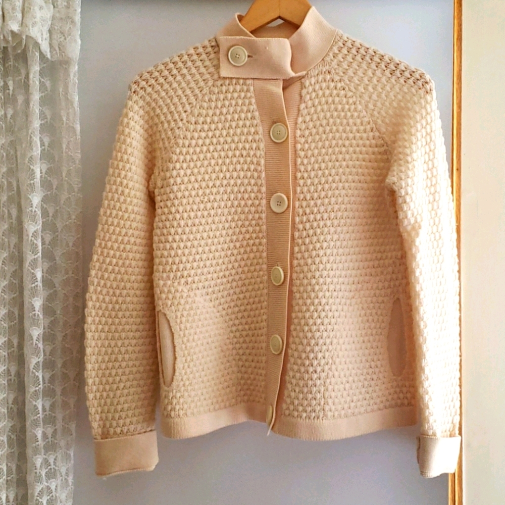 Gap sweater super flattering and comfy